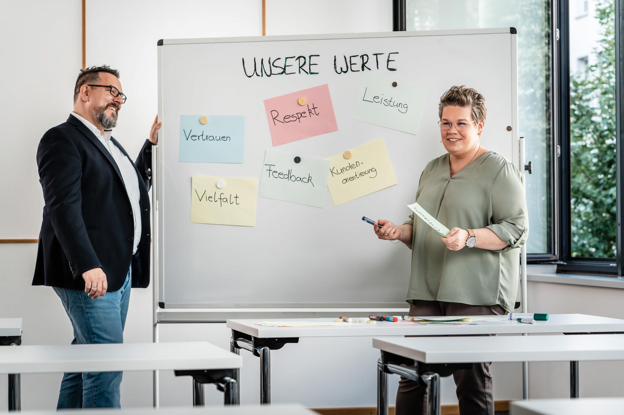 Symbolbild: Stellenanzeige der Kammer Niederrheinische IHK Duisburg-Wesel-Kleve zu Duisburg, Assistenz der Geschäftsführung (w/m/d)
