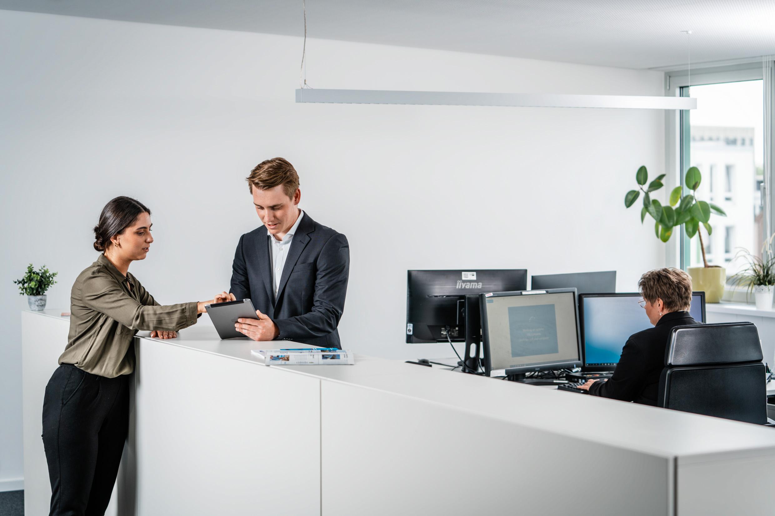 Symbolbild: Stellenanzeige der Kammer Niederrheinische IHK Duisburg-Wesel-Kleve zu Duisburg, Ausbildung Kaufleute für Büromanagement (w/m/d)
