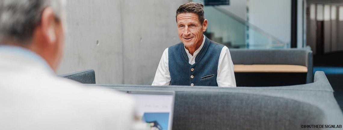 Symbolbild: Stellenanzeige der Kammer IHK Bodensee-Oberschwaben, Sachbearbeitung kaufm. Berufe & Berufsvalidierung (m/w/d)