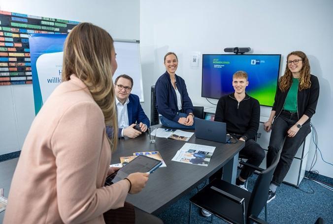 Symbolbild: Stellenanzeige der Kammer IHK Lüneburg-Wolfsburg, Berater*in (w/m/x) im Projekt „Regionales Integrationsnetzwerk internationaler Arbeitskräfte“